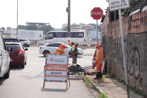 Prefeitura realiza trabalho preventivo no centro de Manaus com a limpeza de bueiros