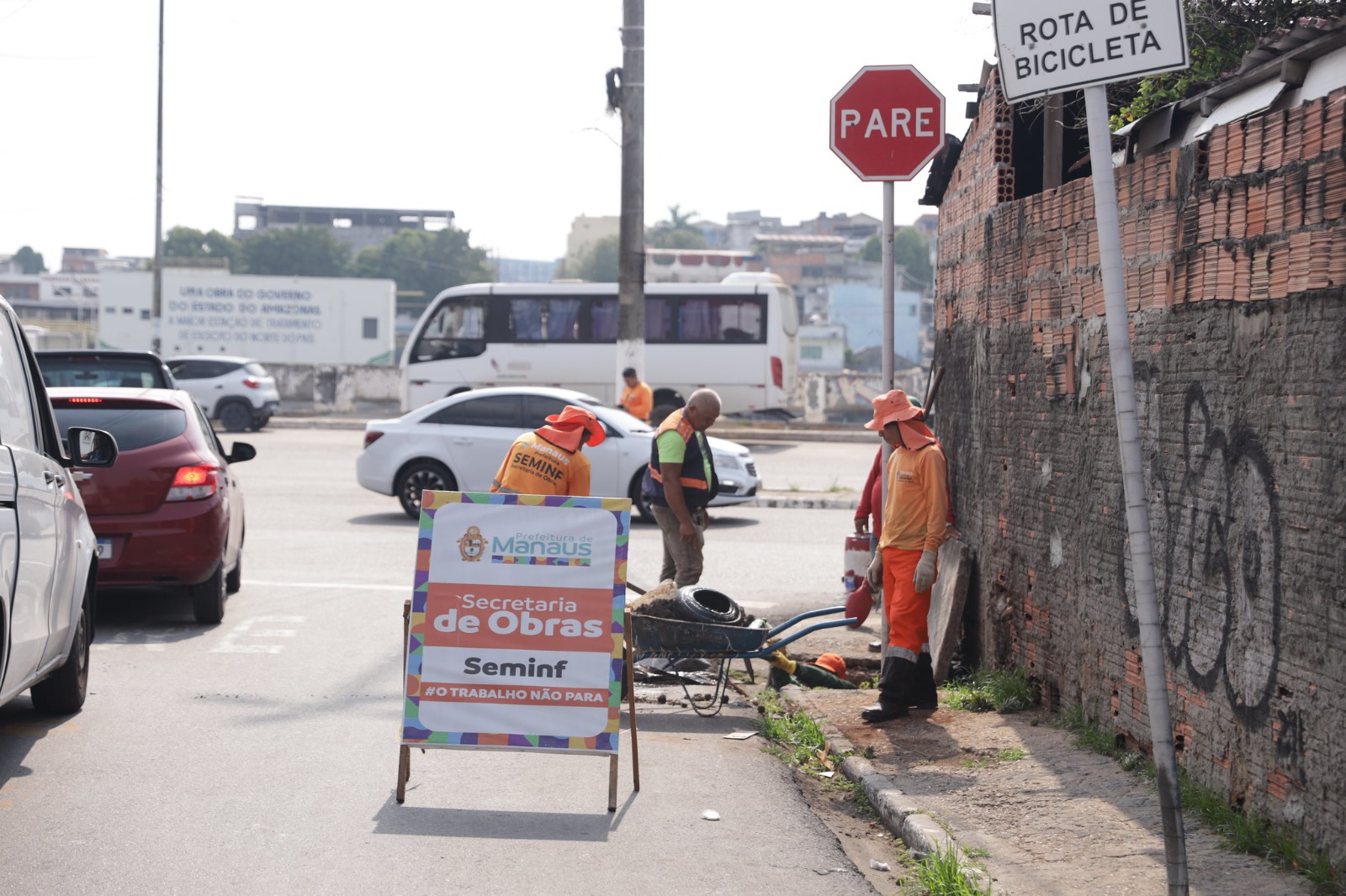 Prefeitura realiza trabalho preventivo no centro de Manaus com a limpeza de bueiros
