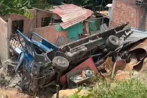 Caminhão desce ladeira desgovernado e cai em cima de casa no Mauazinho