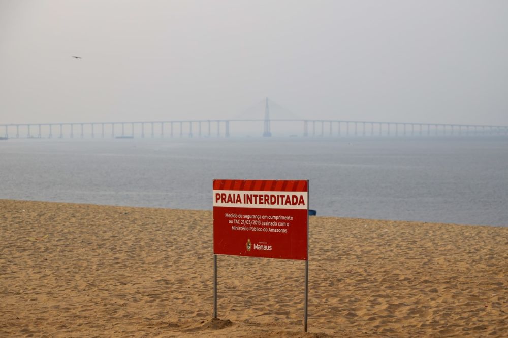 Com rio Negro abaixo de 15 metros, Prefeitura de Manaus reforça proibição para banho na praia da Ponta Negra Com rio Negro abaixo de 15 metros, Prefeitura de Manaus reforça proibição para banho na praia da Ponta Negra