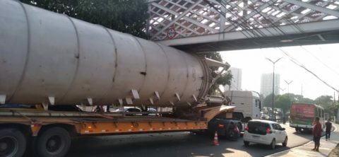 Caminhão fica preso em passarela ao ultrapassar limite de altura no bairro Ponta Negra