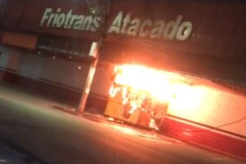 Lanchonete pega fogo em frente à praça de alimentação da Cidade Nova