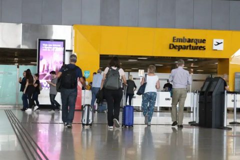 Vinte mil aposentados já compraram passagens pelo Programa Voa Brasil