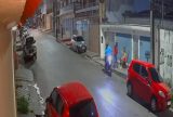 Dois homens em uma moto assaltam mulheres que conversavam em calçada no bairro Petrópolis