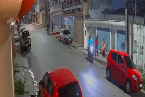 Dois homens em uma moto assaltam mulheres que conversavam em calçada no bairro Petrópolis