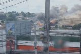 Incêndio de grandes proporções destrói galpão no bairro Jorge Teixeira