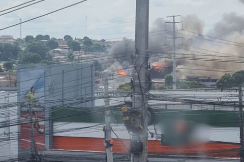 Incêndio de grandes proporções destrói galpão no bairro Jorge Teixeira