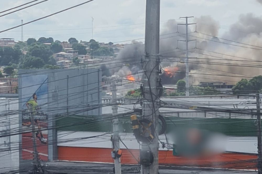 Incêndio de grandes proporções destrói galpão no bairro Jorge Teixeira