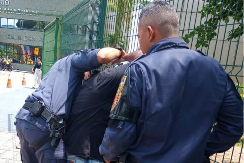 Homem é preso após trocar tiros com a polícia em frente ao Fórum Henoch Reis