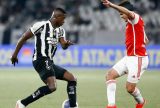 Botafogo visita o Inter para tentar garantir o título do Brasileiro