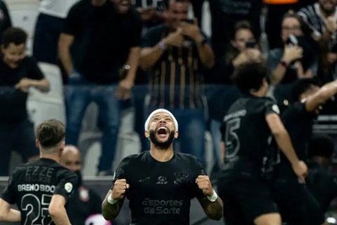 Depay brilha e Corinthians vence para ficar perto da Pré-Libertadores