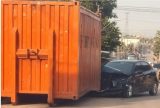 Motorista perde controle e colide contra contêiner no bairro Santa Etelvina
