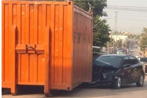 Motorista perde controle e colide contra contêiner no bairro Santa Etelvina