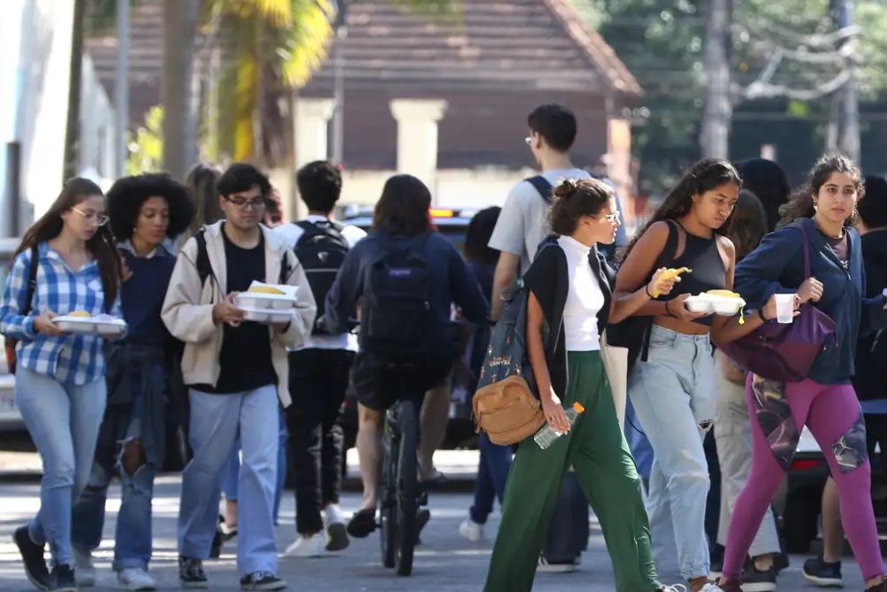 Trabalho de casa e filhos afastam jovens negras do emprego e do estudo Trabalho de casa e filhos afastam jovens negras do emprego e do estudo