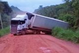 Carreta tomba e interdita trânsito na BR-319 em trecho entre Porto Velho e Manaus