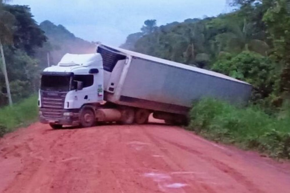 Caminh&atilde;o tomba e interdita tr&acirc;nsito na BR-319 em trecho entre Porto Velho e Manaus