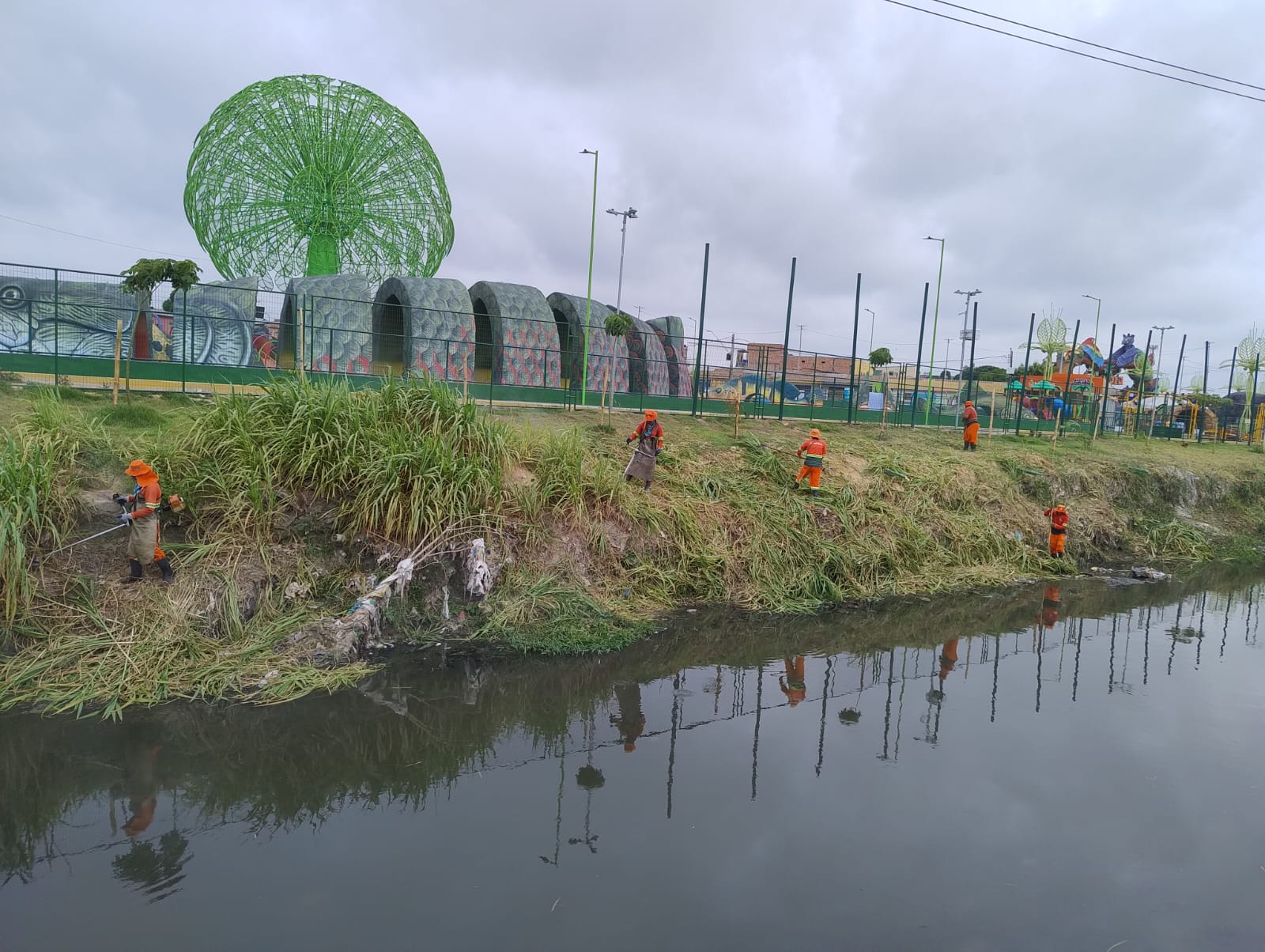 Prefeitura de Manaus realiza limpeza no igarapé do Novo Aleixo Prefeitura de Manaus realiza limpeza no igarapé do Novo Aleixo