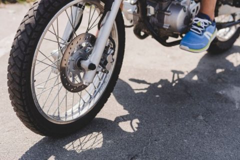 Duas pessoas ficam feridas em um acidente entre motocicletas no interior