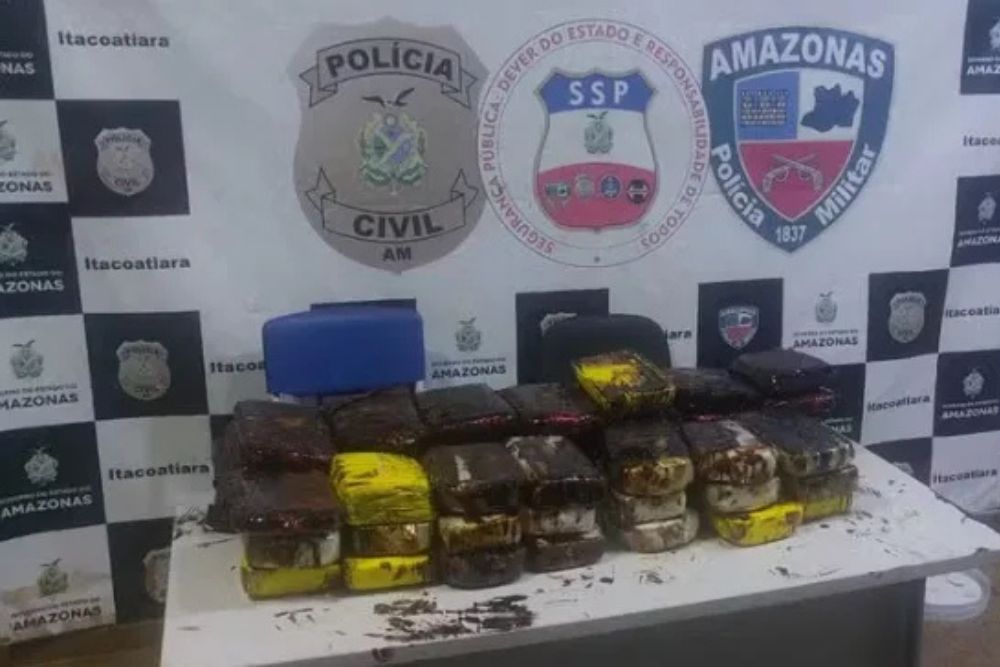 Quase 50 tabletes de cocaína são encontrados em embarcação em Itacoatiara Quase 50 tabletes de cocaína são encontrados em embarcação em Itacoatiara