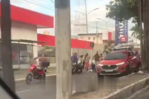 Caminhão e moto se colidem e acidente ddeixa ferido na avenida Rodrigo Otávio
