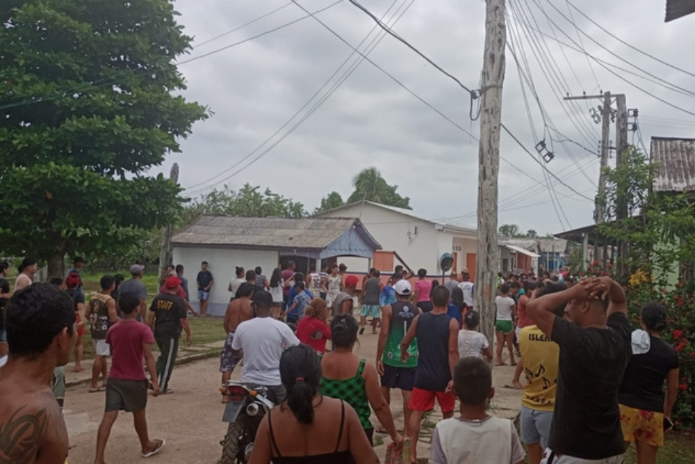 População tenta linchar homem acusado de assassinar e queimar mulher em Borba População tenta linchar homem acusado de assassinar e queimar mulher em Borba