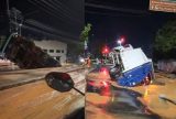 Adutora rompe e caminhão de lixo cai no buraco, em frente ao Porão do Alemão. Veja