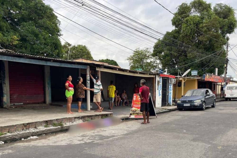 Homem é encontrado morto em frente a bar no São José Homem é encontrado morto em frente a bar no São José
