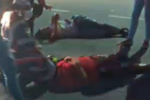 Motociclistas ficam feridos após colidir no viaduto do ‘Rapidão’