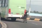Garotos pegam ‘carona’ de bicicleta encostada em ônibus durante passagem por viaduto de Manaus