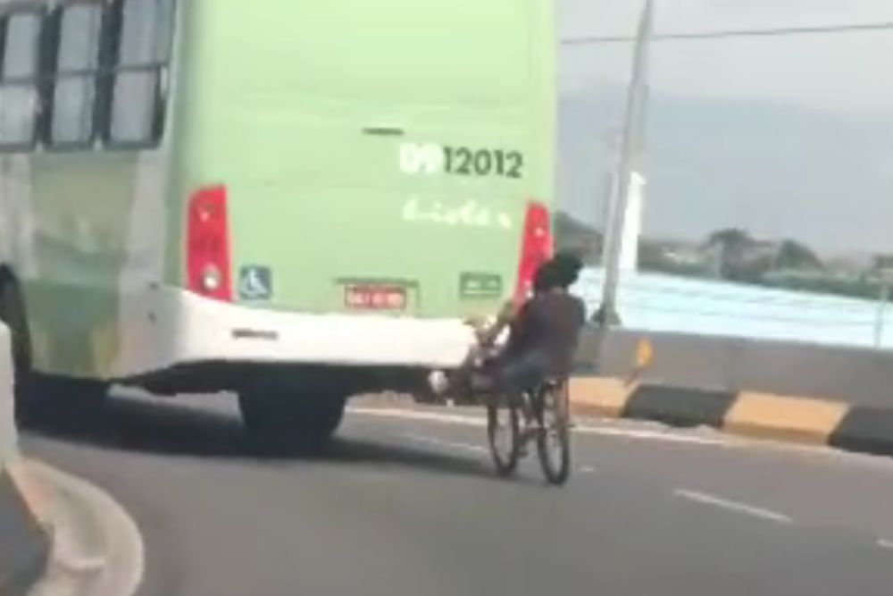 Garotos pegam ‘carona’ de bicicleta encostada em ônibus durante passagem por viaduto de Manaus Garotos pegam ‘carona’ de bicicleta encostada em ônibus durante passagem por viaduto de Manaus