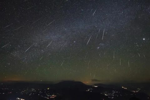 Última grande chuva de meteoros do ano ocorre na noite desta sexta