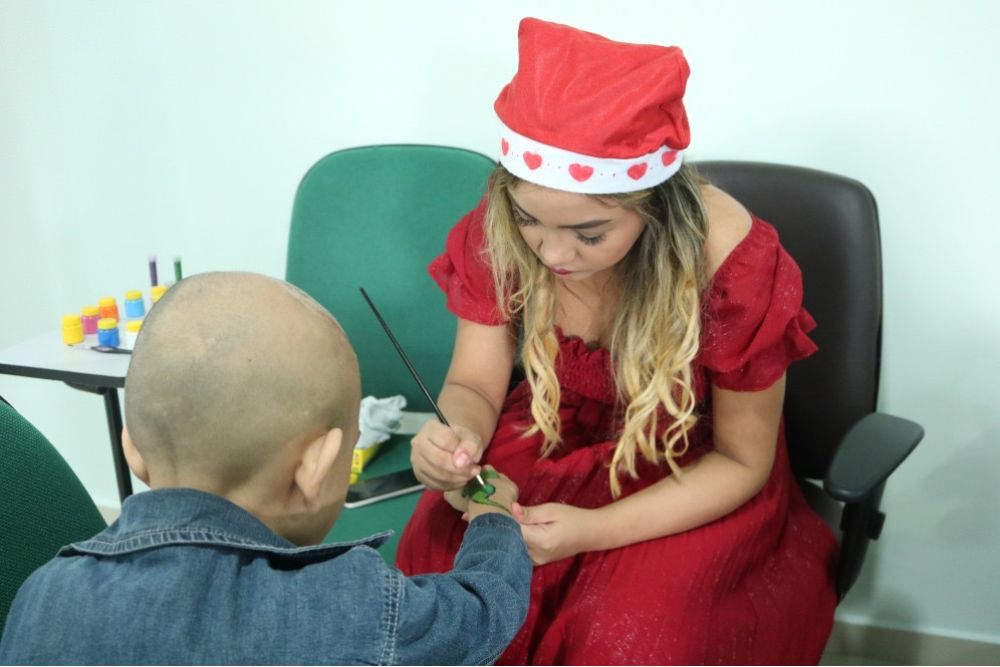 Crian&ccedil;as em tratamento na FCecon ganham festa de Natal