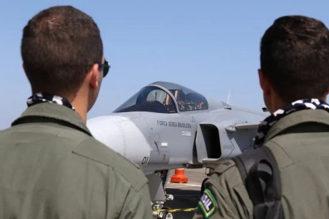 Caça adquirido pelo Brasil surpreende F-15 dos EUA em combate simulado