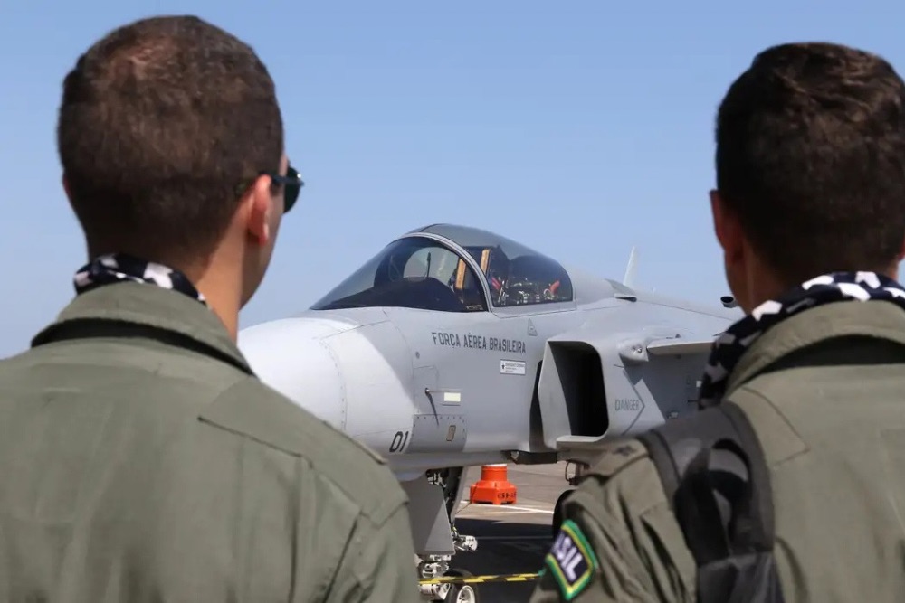 Caça adquirido pelo Brasil surpreende F-15 dos EUA em combate simulado Caça adquirido pelo Brasil surpreende F-15 dos EUA em combate simulado