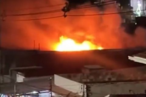 Incêndio de grandes proporções destrói loja na avenida Constantino Nery