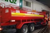 Corpo de Bombeiros combate incêndio em galpão de loja de materiais descartáveis no bairro São Geraldo