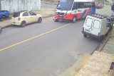Vídeo: Grave acidente entre motocicleta e microônibus deixa dois feridos em Manaus