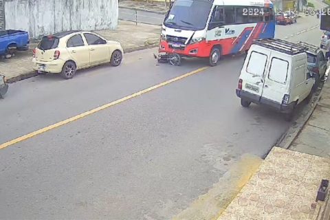 Vídeo: Grave acidente entre motocicleta e microônibus deixa dois feridos em Manaus