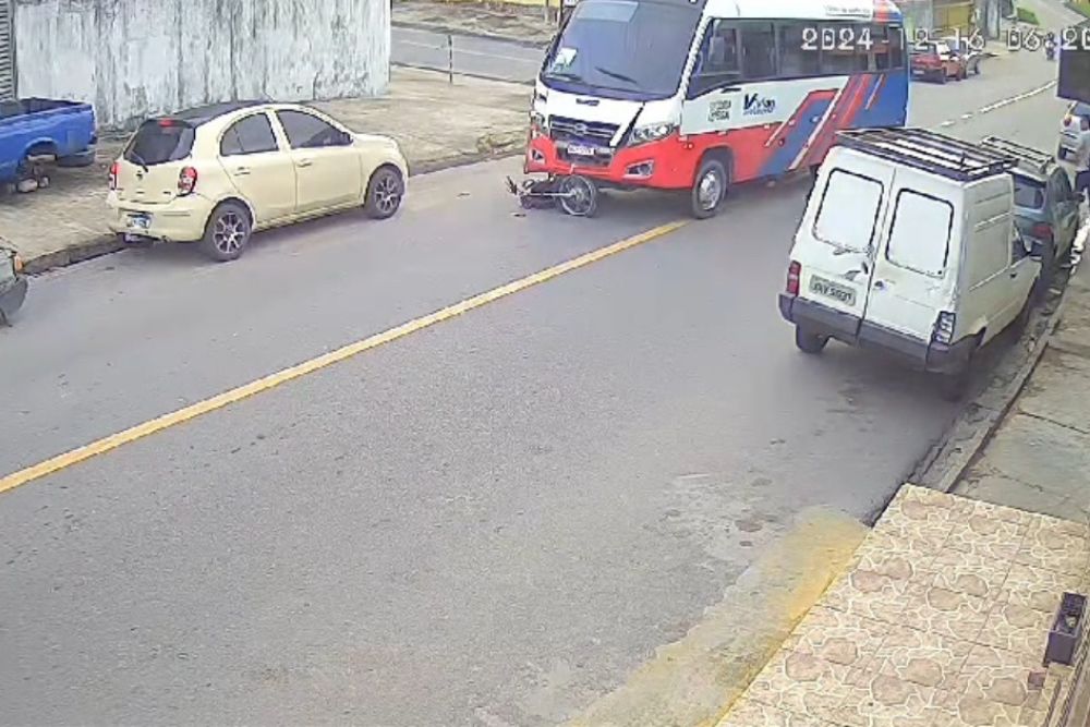 V&iacute;deo: Grave acidente entre motocicleta e micro&ocirc;nibus deixa dois feridos em Manaus