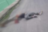 Moradores encontram corpo de homem baleado no meio da rua, no bairro Tarumã