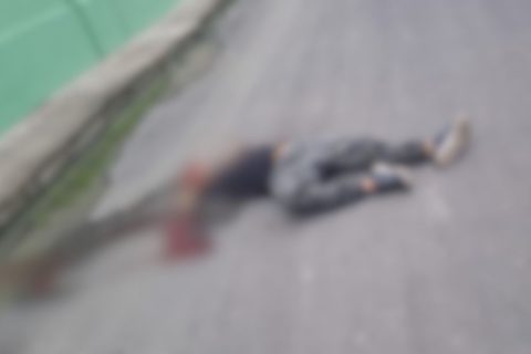 Moradores encontram corpo de homem baleado no meio da rua, no bairro Tarumã