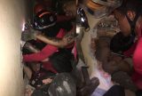 Bombeiros resgatam homem preso entre paredes de duas casas no Lírio do Vale