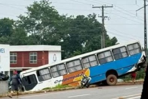 Acidente entre caminhão e ônibus escolar deixa jovem ferido na AM-070