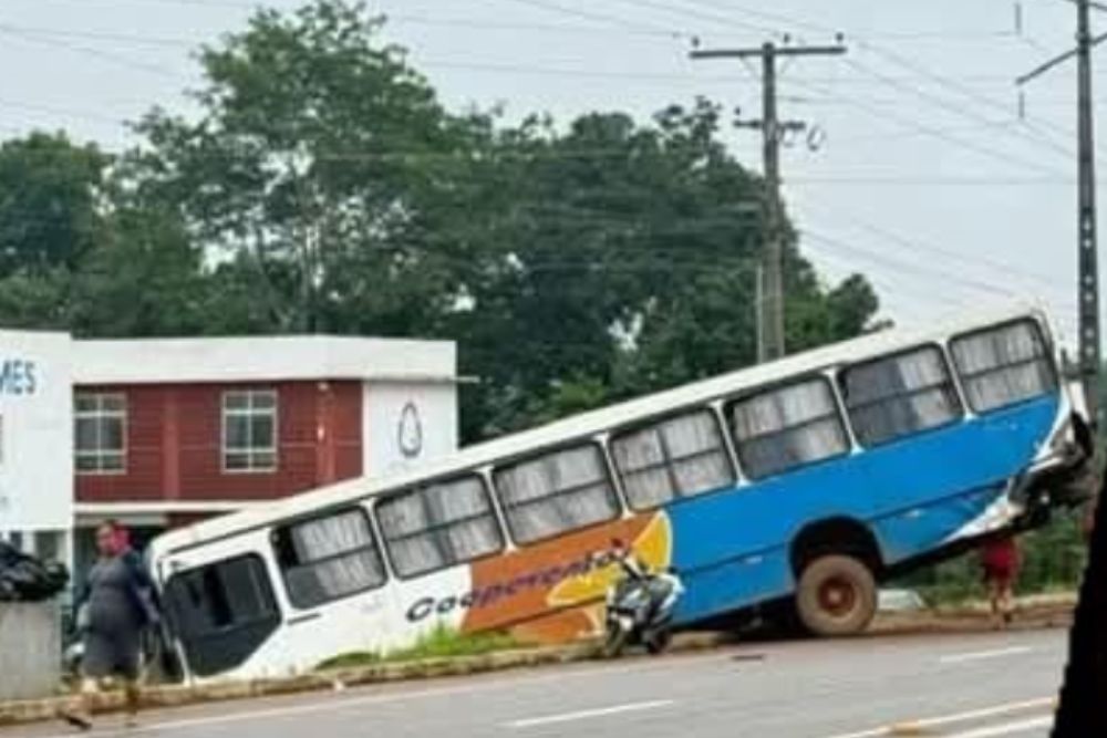 Acidente entre caminh&atilde;o e &ocirc;nibus escolar deixa jovem ferido na AM-070