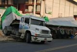 Carreta perde controle e colide em muro de empresa na Zona Norte de Manaus
