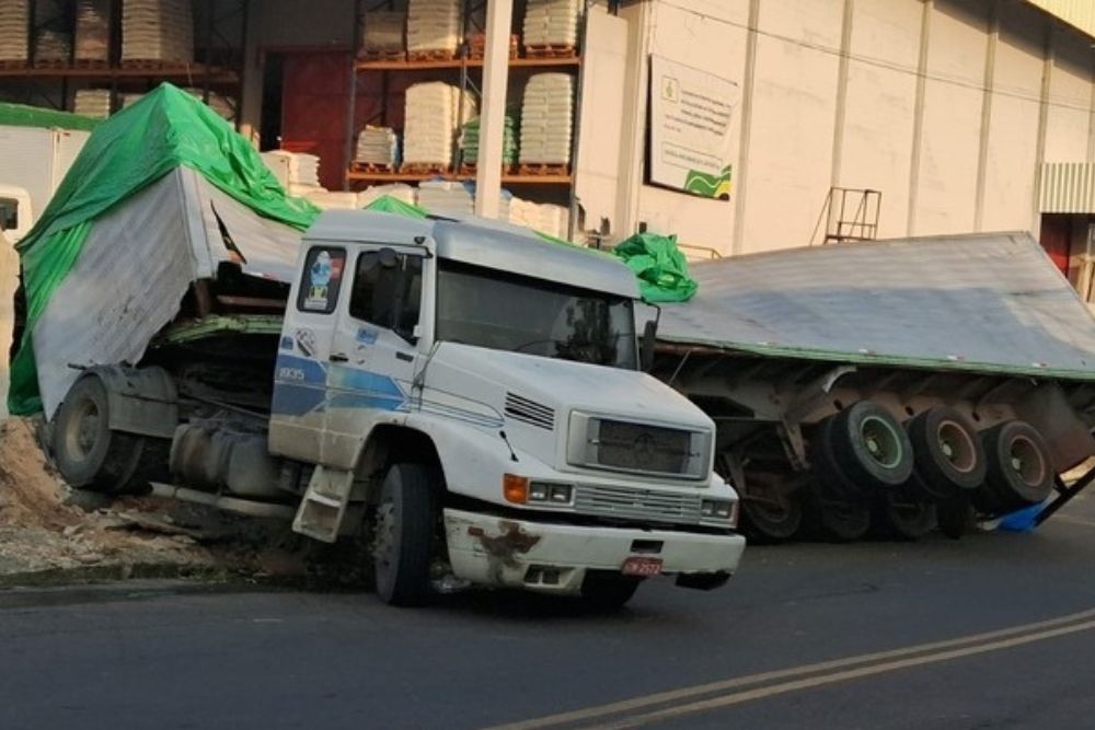 Carreta perde controle e colide em muro de empresa na Zona Norte de Manaus