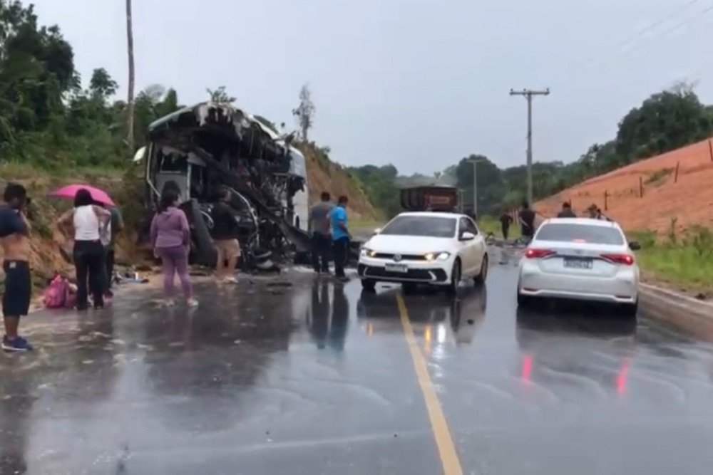 Acidente entre &ocirc;nibus e carreta deixa mortos e feridos na AM-010