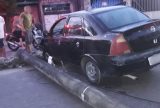 Motorista se envolve em acidente e carro derruba poste no bairro Zumbi