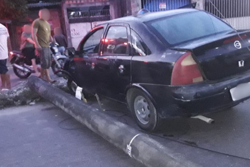 Motorista se envolve em acidente e carro derruba poste no bairro Zumbi Motorista se envolve em acidente e carro derruba poste no bairro Zumbi