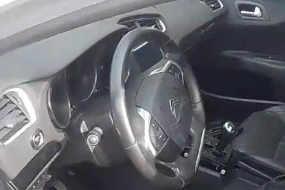 Carro é abandonado por suspeito de assalto no bairro Cidade Nova